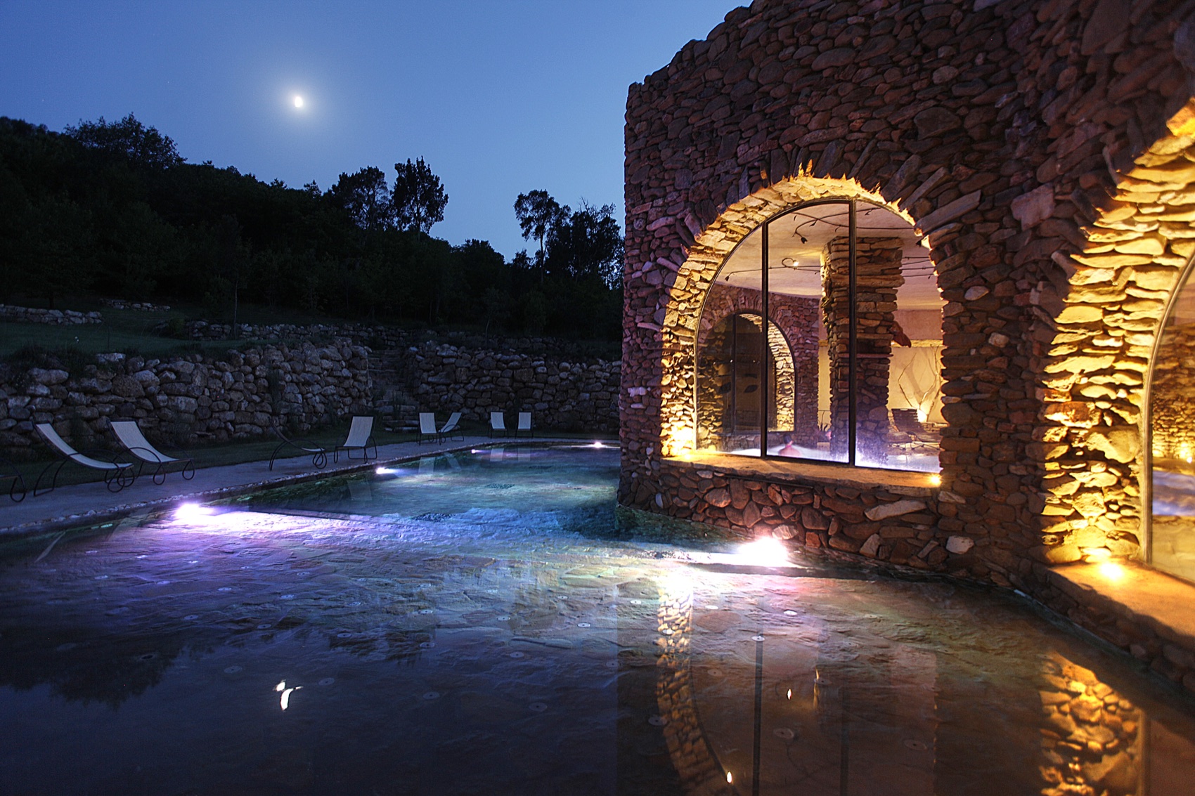 Terme di Sassetta al tramonto, luci nelle arcate nel bosco